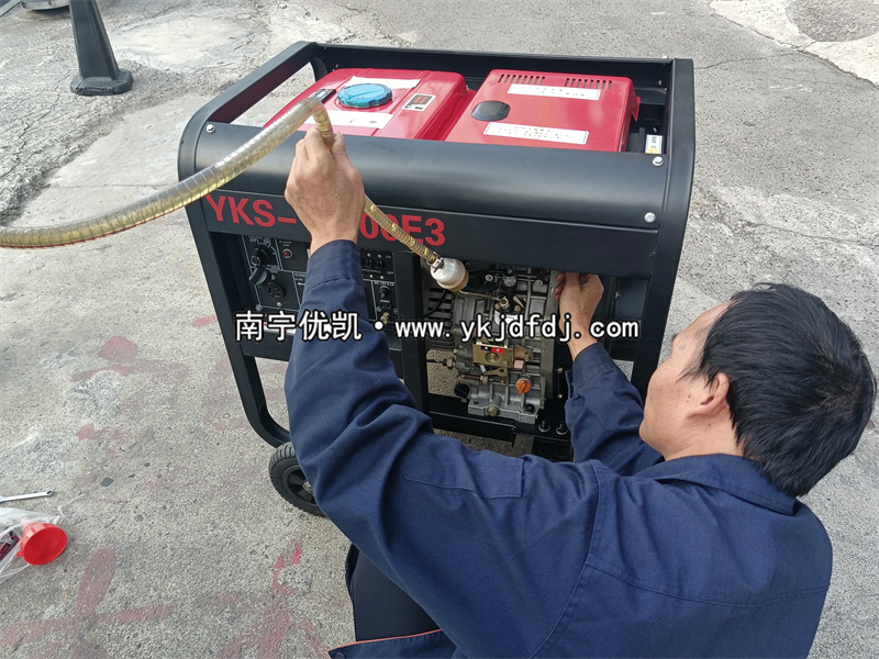 2023年11月24日，客戶到店自提8kw等功率柴油發(fā)電機組
